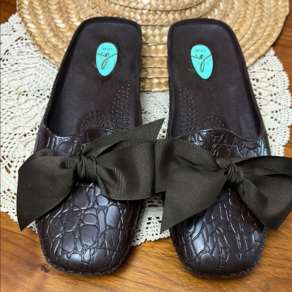 Okabashi Brown‎ Crocodile Pattern Slip-On Shoes with Bow